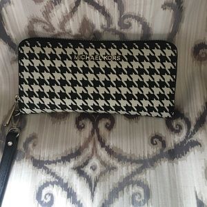 Jet set Large Houndstooth black white wallet.
